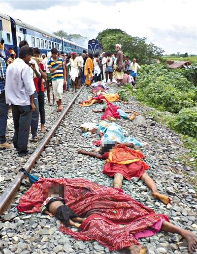 19日，事故現(xiàn)場遇難者的遺體。