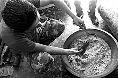 10日，敘反對派人員正在制作武器。