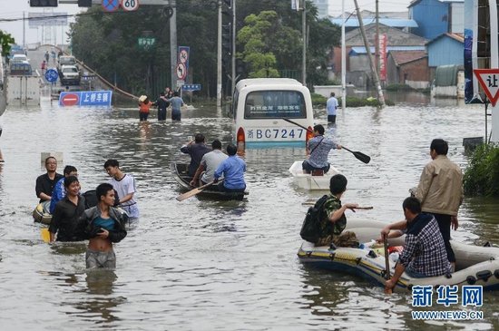 臺風(fēng)“菲特”造成浙江余姚市城區(qū)大面積被淹，城市交通基本癱瘓，部分區(qū)域停電停水。