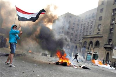 6日，穆?tīng)栁骱湍滦謺?huì)的支持者在開羅街頭示威，與警方發(fā)生沖突。消失了三個(gè)多月的前總統(tǒng)穆?tīng)栁鲗⒂谙略率軐彙? oldsrc=