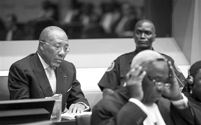 9月26日，荷蘭海牙，利比里亞前總統(tǒng)查爾斯·泰勒在法庭接受審判。