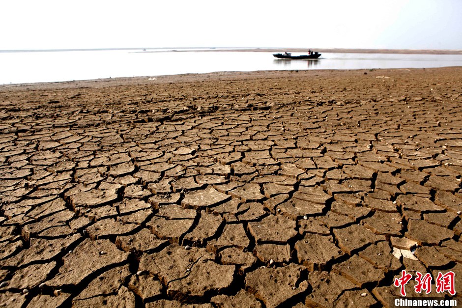 10月28日，在江西省都昌縣印山附近水域拍攝的龜裂的鄱陽湖湖床。