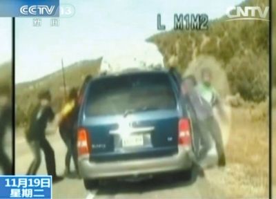 雷爾與警察爭執(zhí)，費雷爾兒子下車試圖保護媽媽。