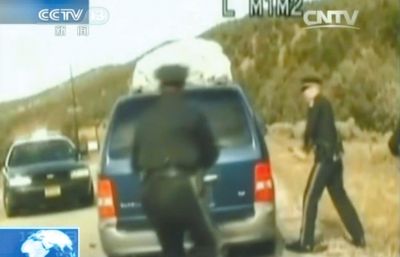 費雷爾再次上車，警察拿警棍砸車窗。