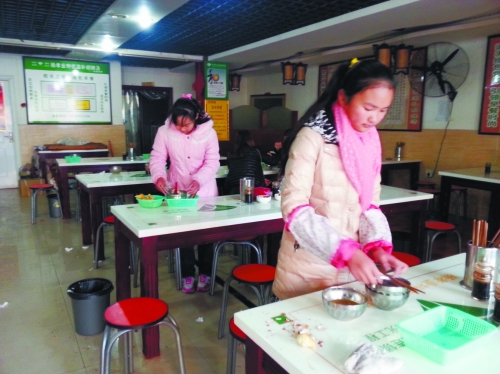 參加體驗(yàn)的兩名學(xué)生成功“入職”后,開始收拾餐桌。