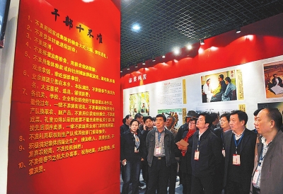 　　干部群眾在蘭考參觀焦裕祿紀(jì)念館（3月20日攝）。新華社發(fā)