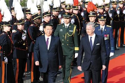 30日，習(xí)近平在會見比利時國王菲利普前，出席菲利普國王在王宮廣場舉行的隆重歡迎儀式。新華社發(fā)