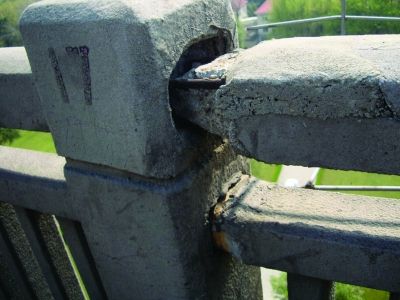 圖為大橋17號墩處橋面裂縫。梅建明 攝