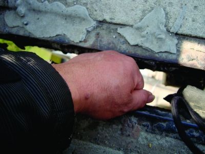 圖為大橋17號墩處橋面裂縫。梅建明 攝