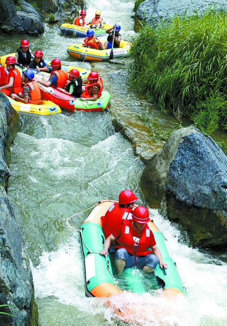 8月16日，游客在盧氏縣豫西大峽谷景區(qū)進(jìn)行漂流比賽。