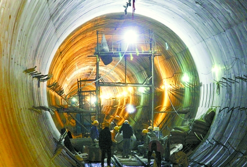 2012年12月30日，工人們?cè)谀纤闭{(diào)中線穿黃隧洞內(nèi)施工。