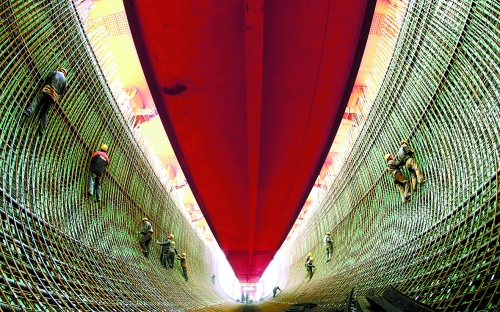 2月27日，南水北調(diào)中線鄧州湍河渡槽工程建設者在槽體內(nèi)扎鋼筋。