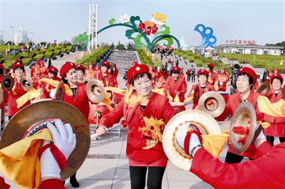 在中國國花園，伊川縣威武龍鼓藝術(shù)團的精彩表演吸引眾多游客