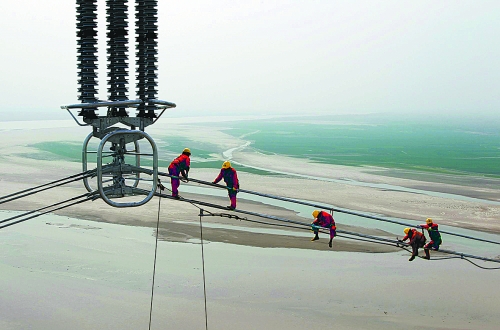 　4月16日，世界上最長的哈密南—鄭州±800千伏特高壓輸電跨黃工程全部完工，哈鄭特高壓工程對推動中