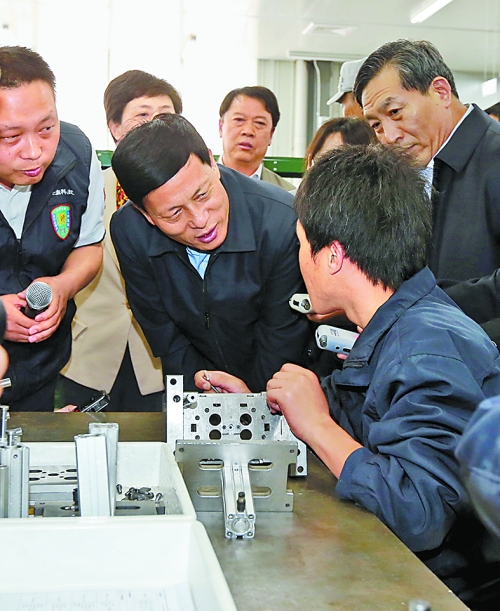 4月24日，省委副書記、省長謝伏瞻在濟(jì)源虎嶺產(chǎn)業(yè)集聚區(qū)考察。