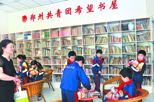 5月3日，來自貧困家庭的孩子在“雷鋒超市”拿到了心愛的圖書。
