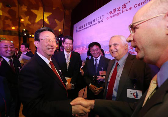 3月24日晚，省委書記、省長郭庚茂在參加中國發(fā)展高層論壇“中原之夜”活動時與外商親切握手交談。