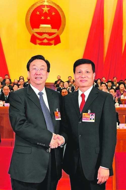 4月2日上午，新當(dāng)選的省人大常委會主任郭庚茂與新當(dāng)選的省人民政府省長謝伏瞻親切握手。郭宇 董亮 攝