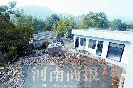 新校舍旁邊，是徐云玲和學生們用了多年的石頭校舍 河南商報記者 鄧萬里/攝