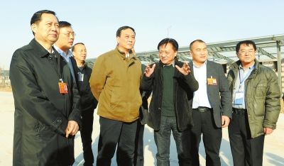 　　鄭州手拉手集團(tuán)董事長(zhǎng)賈長(zhǎng)明（右三）向省農(nóng)業(yè)廳廳長(zhǎng)朱孟洲（右四），省政府副秘書(shū)長(zhǎng)、省政府駐京辦主任