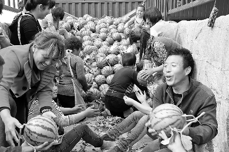 　眼下，內(nèi)黃縣東莊鎮(zhèn)種植的“無(wú)公害西瓜”豐收，市場(chǎng)緊俏。圖為5月6日，瓜農(nóng)準(zhǔn)備把外銷的西瓜裝車。劉肖