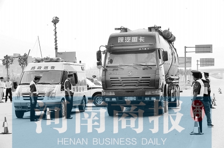 公路執(zhí)法人員同民警一起查處超限超載車(chē)輛 公路執(zhí)法人員同民警一起查處超限超載車(chē)輛