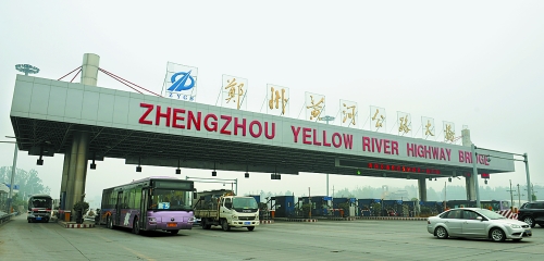 10月7日，鄭州黃河公路大橋車來車往。 新華社發(fā)