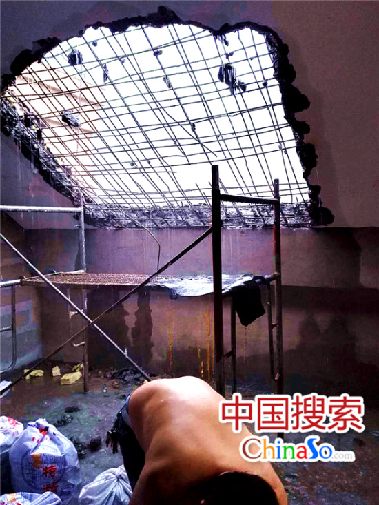 樓頂被鑿開大洞，鋼筋裸露