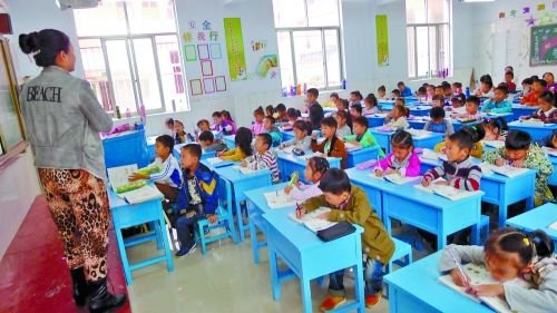 有的課桌直抵講臺(tái),學(xué)生眼睛離黑板非常近。