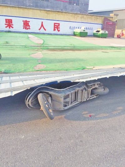 事發(fā)現(xiàn)場(chǎng)，男子的電動(dòng)車還在鐵皮墻下壓著。