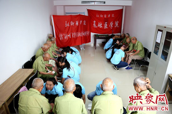 新鄉(xiāng)醫(yī)學(xué)院大學(xué)生暑期社會實(shí)踐隊(duì)員到新鄉(xiāng)市榮軍醫(yī)院為老紅軍、老戰(zhàn)士洗腳