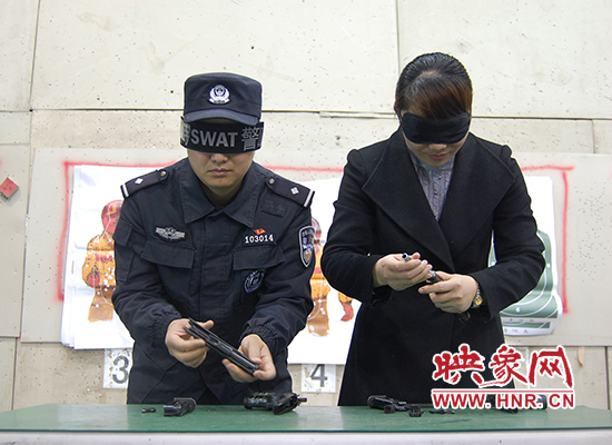 巾幗不讓須眉！鄭州女警蒙眼拆裝手槍不到一分鐘