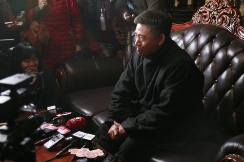 各路記者的長槍短炮對(duì)準(zhǔn)了《大河兒女》主演陳寶國。