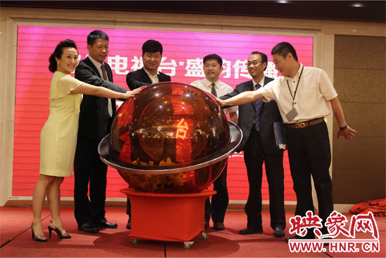 嘉賓們觸摸水晶球共同見(jiàn)證神圣時(shí)刻