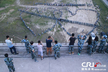 長(zhǎng)春近千人湊成巨大愛(ài)心向女同學(xué)求愛(ài) 長(zhǎng)春近千人湊成巨大愛(ài)心向女同學(xué)求愛(ài)