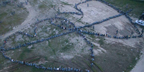 長(zhǎng)春近千人湊成巨大愛(ài)心向女同學(xué)求愛(ài) 長(zhǎng)春近千人湊成巨大愛(ài)心向女同學(xué)求愛(ài)