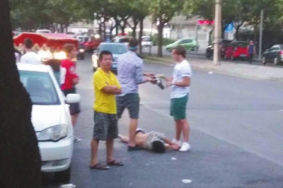 外籍男子當街肩扛、腳踏醉漢