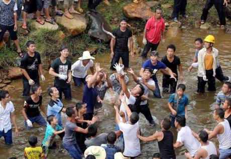 廣西舉辦鬧魚節(jié) 上萬(wàn)人水塘抓魚