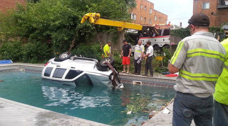 美女子駕車意外開(kāi)進(jìn)泳池嚇壞游泳者 美女子駕車意外開(kāi)進(jìn)泳池嚇壞游泳者