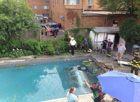 美女子駕車意外開(kāi)進(jìn)泳池嚇壞游泳者 美女子駕車意外開(kāi)進(jìn)泳池嚇壞游泳者