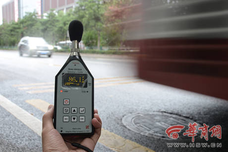 記者實(shí)地檢測(cè)廣場(chǎng)舞音響分貝