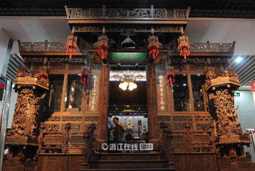 3.5億!木雕《盛世品茶圖》開(kāi)出