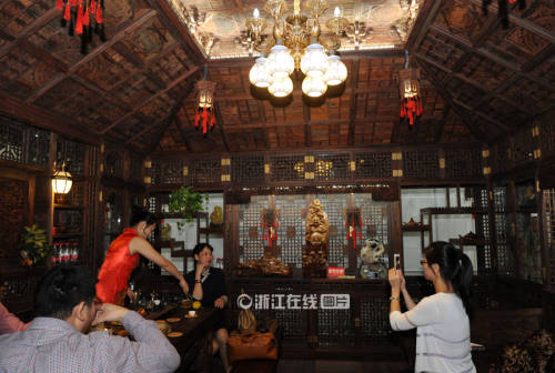 3.5億!木雕《盛世品茶圖》開(kāi)出