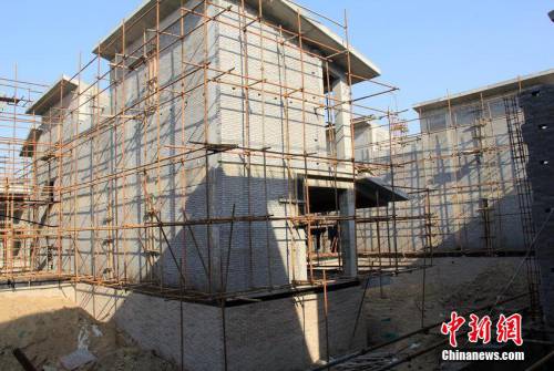 鄭州黃河邊現(xiàn)大規(guī)模別墅群 鄭州黃河邊現(xiàn)大規(guī)模別墅群