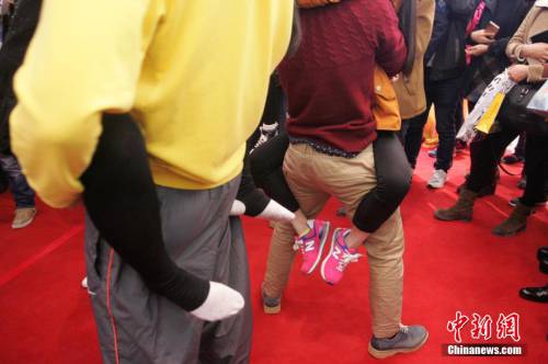 商家光棍節(jié)辦接吻大賽 冠軍獲iphone6 商家光棍節(jié)辦接吻大賽 冠軍獲iphone6