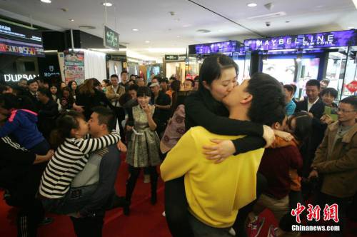 商家光棍節(jié)辦接吻大賽 冠軍獲iphone6 商家光棍節(jié)辦接吻大賽 冠軍獲iphone6