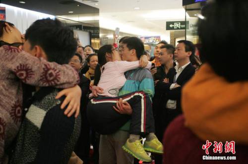 商家光棍節(jié)辦接吻大賽 冠軍獲iphone6 商家光棍節(jié)辦接吻大賽 冠軍獲iphone6