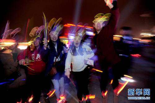 1111名大學(xué)生“光棍節(jié)”螢光夜跑 1111名大學(xué)生“光棍節(jié)”螢光夜跑