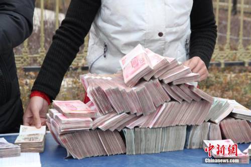 甘肅山村一支書(shū)發(fā)百萬(wàn)分紅現(xiàn)金