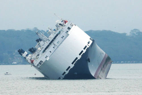 英國(guó)大型貨輪撞上堤壩側(cè)翻 英國(guó)大型貨輪撞上堤壩側(cè)翻